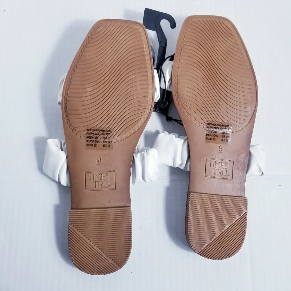 NWT TIME AND TRU WHITE AND DARK TAN SANDAL SIZE 9
